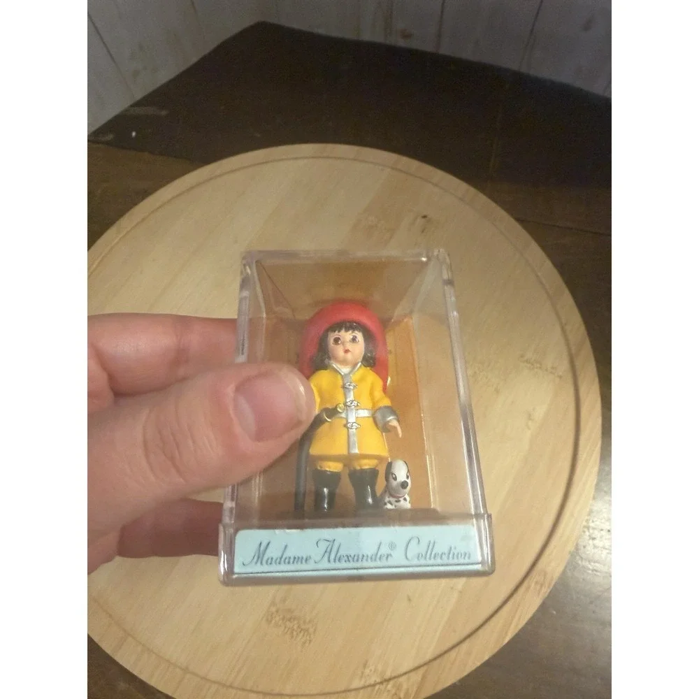 Madame Alexander‎ Merry Miniatures Fire Fighter Wendy-1997 doll Figurine 2